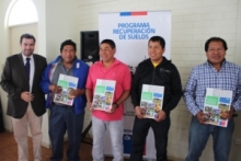 Director regional de Arica y Parinacota junto a agriculturores beneficiados.